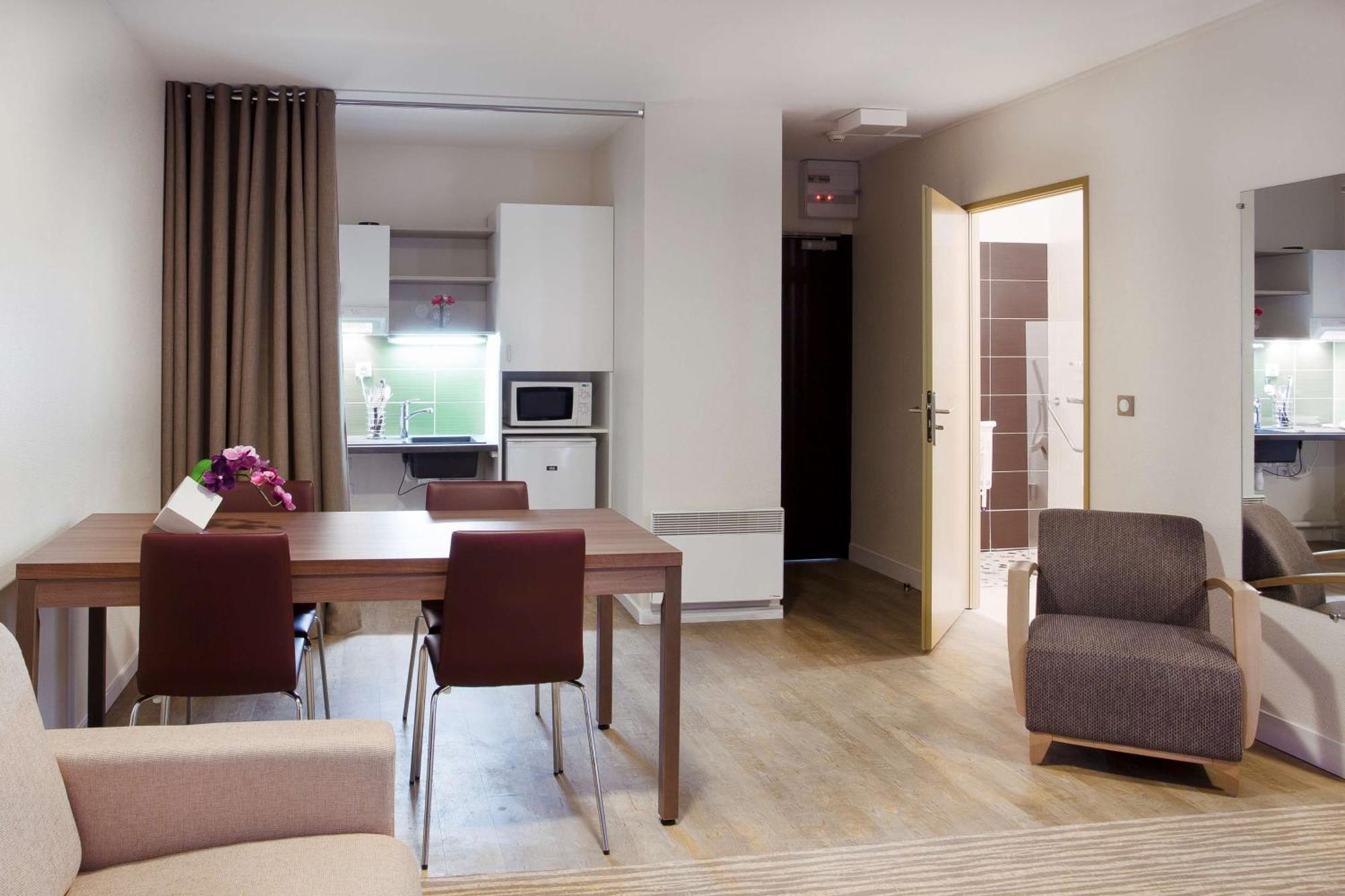 Kyriad Chambery Centre - Hotel Et Residence Экстерьер фото